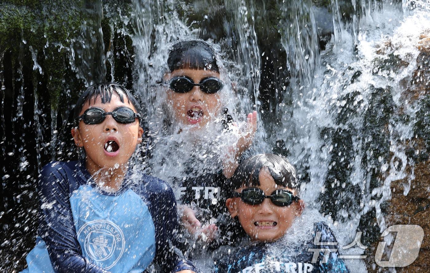 충남 공주 동학사 계곡에서 아이들이 물놀이를 하며 더위를 식히고 있다. 2025.7.3/뉴스1 ⓒ News1 김기태 기자