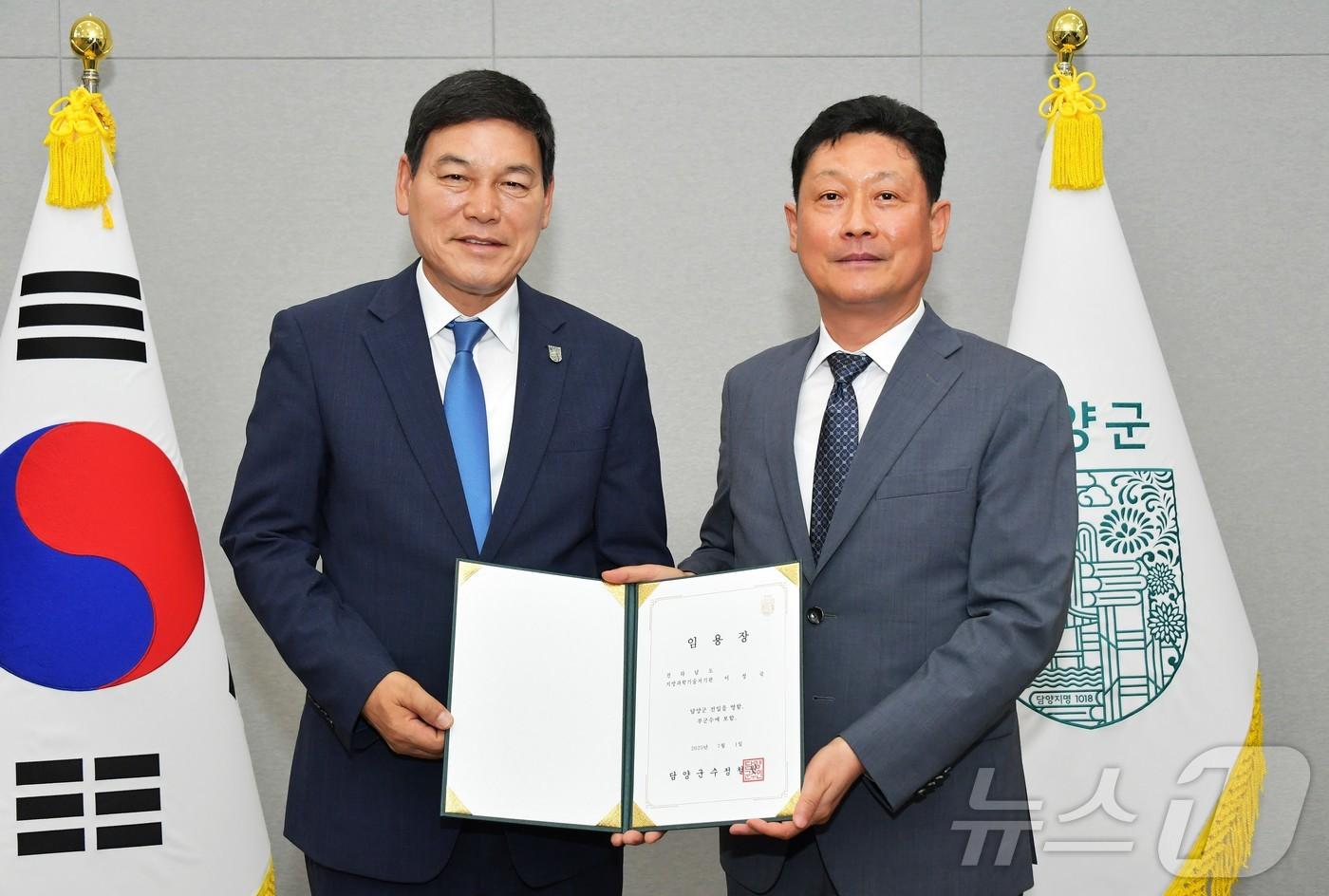 이정국 제28대 담양부군수가 정철원 군수로부터 임용장을 받고 있다.(담양군 제공. 재배포 및 DB 금지)