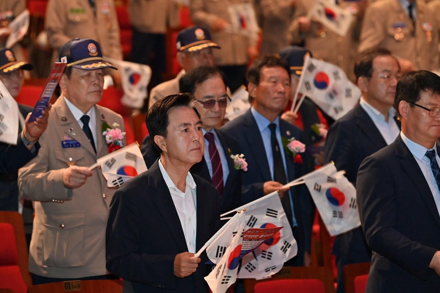 김태흠 충남지사가 ‘대한민국월남전참전자회 충남도지부 창립 16주년 기념식’에 참석해 태극기를 들고 있다.(충남도 제공.재판매 및 DB금지)/뉴스1