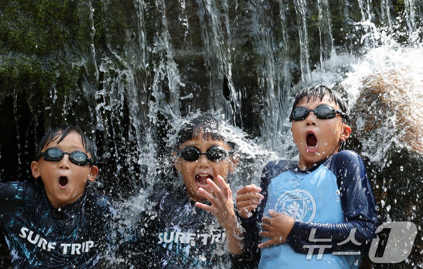 연일 한낮 최고기온이 30도를 넘기며 무더운 날씨가 이어지는 3일 충남 공주 동학사 계곡에서 아이들이 물놀이를 하며 더위를 식히고 있다. 2025.7.3/뉴스1 ⓒ News1 김기태 기자