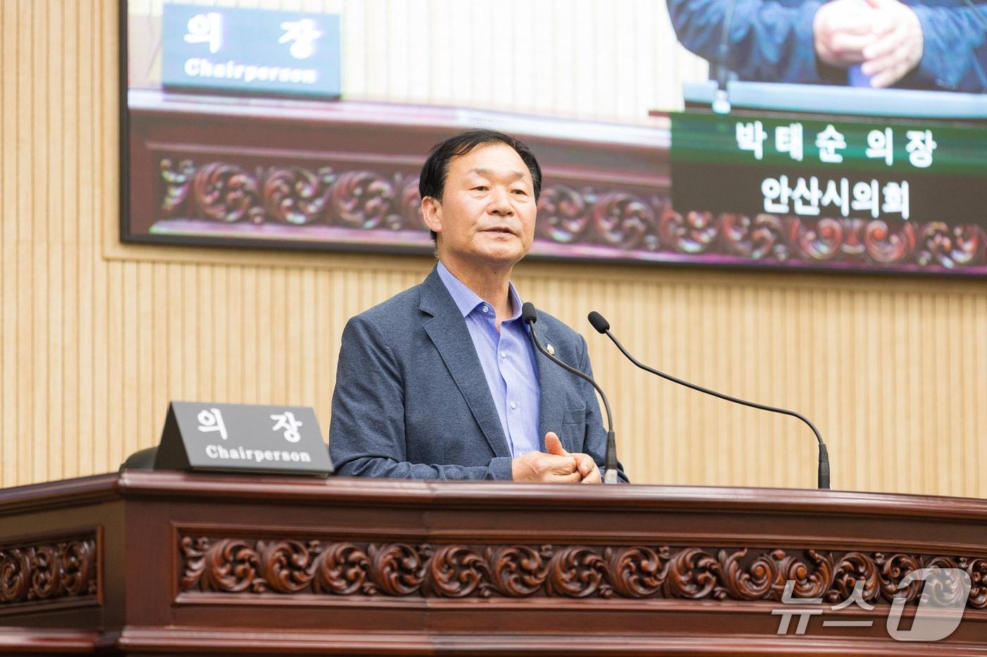 박태순 안산시의회 의장이 폐회사를 하고 있다.&#40;안산시의회 제공&#41;