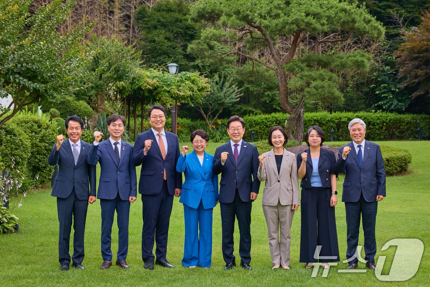 이재명 대통령이 3일 서울 한남동 관저에서 열린 국회 비교섭단체 지도부와 오찬회동에 앞서 기념촬영을 하고 있다. 사진 왼쪽부터 윤종오 진보당 원내대표, 한창민 사회민주당 당대표, 천하람 개혁신당 당대표권한대행, 김선민 조국혁신당 당대표권한대행, 이 대통령, 김재연 진보당 상임대표, 용혜인 기본소득당 당대표, 서왕진 조국혁신당 원내대표. (대통령실 제공. 재판매 및 DB 금지) 2025.7.3/뉴스1 ⓒ News1 허경 기자