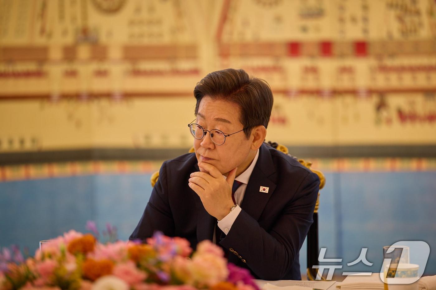 이재명 대통령이 3일 서울 한남동 관저에서 열린 국회 비교섭단체 지도부와의 오찬회동에서 참석자들의 발언을 경청하고 있다. &#40;대통령실 제공. 재판매 및 DB 금지&#41; 2025.7.3/뉴스1 ⓒ News1 허경 기자