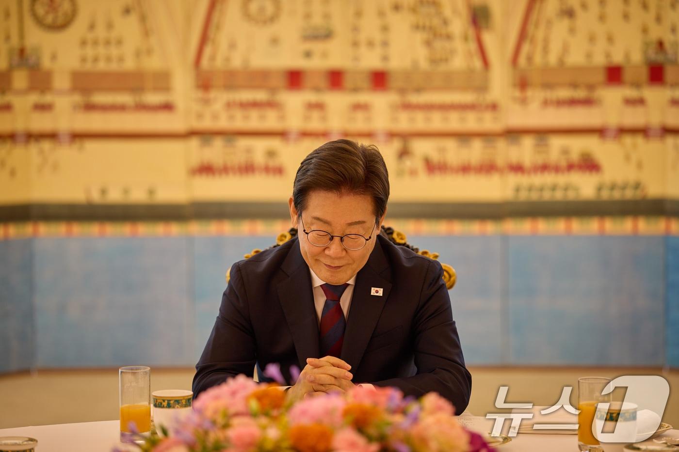 이재명 대통령이 3일 서울 한남동 관저에서 열린 국회 비교섭단체 지도부와의 오찬회동에서 참석자들의 발언을 경청하고 있다. &#40;대통령실 제공. 재판매 및 DB 금지&#41; 2025.7.3/뉴스1 ⓒ News1 허경 기자