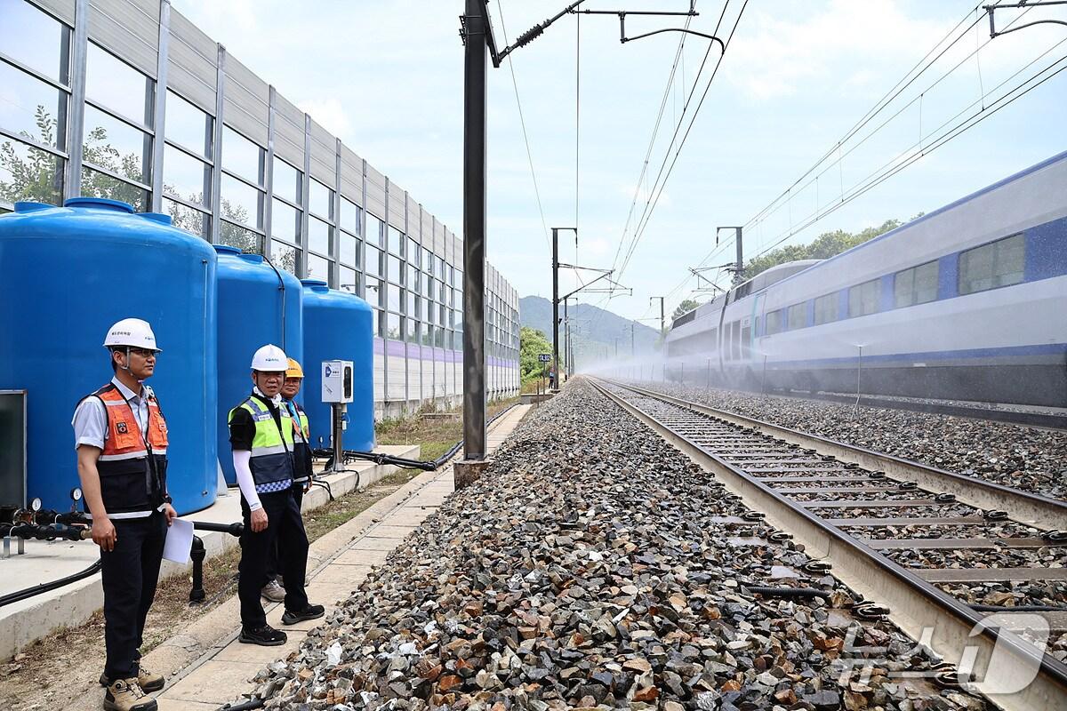 본문 이미지 - 한문희 코레일 사장(가운데)이 3일 충북 옥천 인근 경부고속선에서 자동살수장치를 점검하고 있다. (코레일 제공.재판매 및 DB금지)/뉴스1