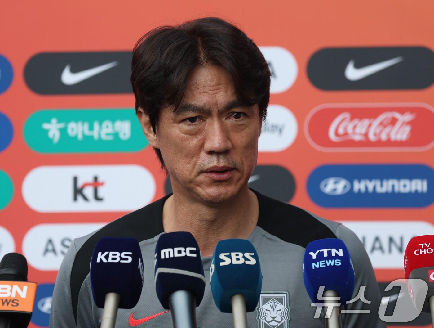 본문 이미지 - 3일 오후 경기 성남시 중원구 성남종합운동장에서 열린 2025 동아시아축구연맹(EAFF) E1 챔피언십(동아시안컵) 대한민국 축구 국가대표팀 홍명보 감독이 훈련 전 인터뷰를 하고 있다. 한국 남녀국가대표팀이 참가하는 EAFF E1 챔피언십은 오는 7월 7일부터 16일까지 경기도 3개 도시(용인, 수원, 화성)에서 개최된다. 2025.7.3/뉴스1 ⓒ News1 김영운 기자