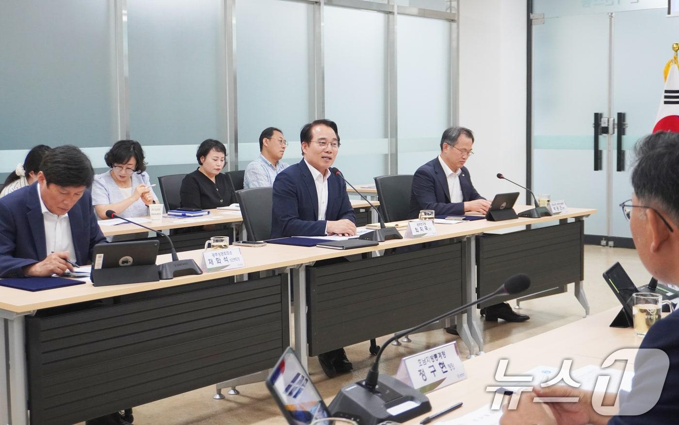 광주연구원을 비롯한 광주 7개 경제 기관이 &#39;민생경제 위기&#39; 대응 방안을 모색하기 위한 세미나를 열고 있다.&#40;광주연구원 제공. 재판매 및 DB 금지&#41; 