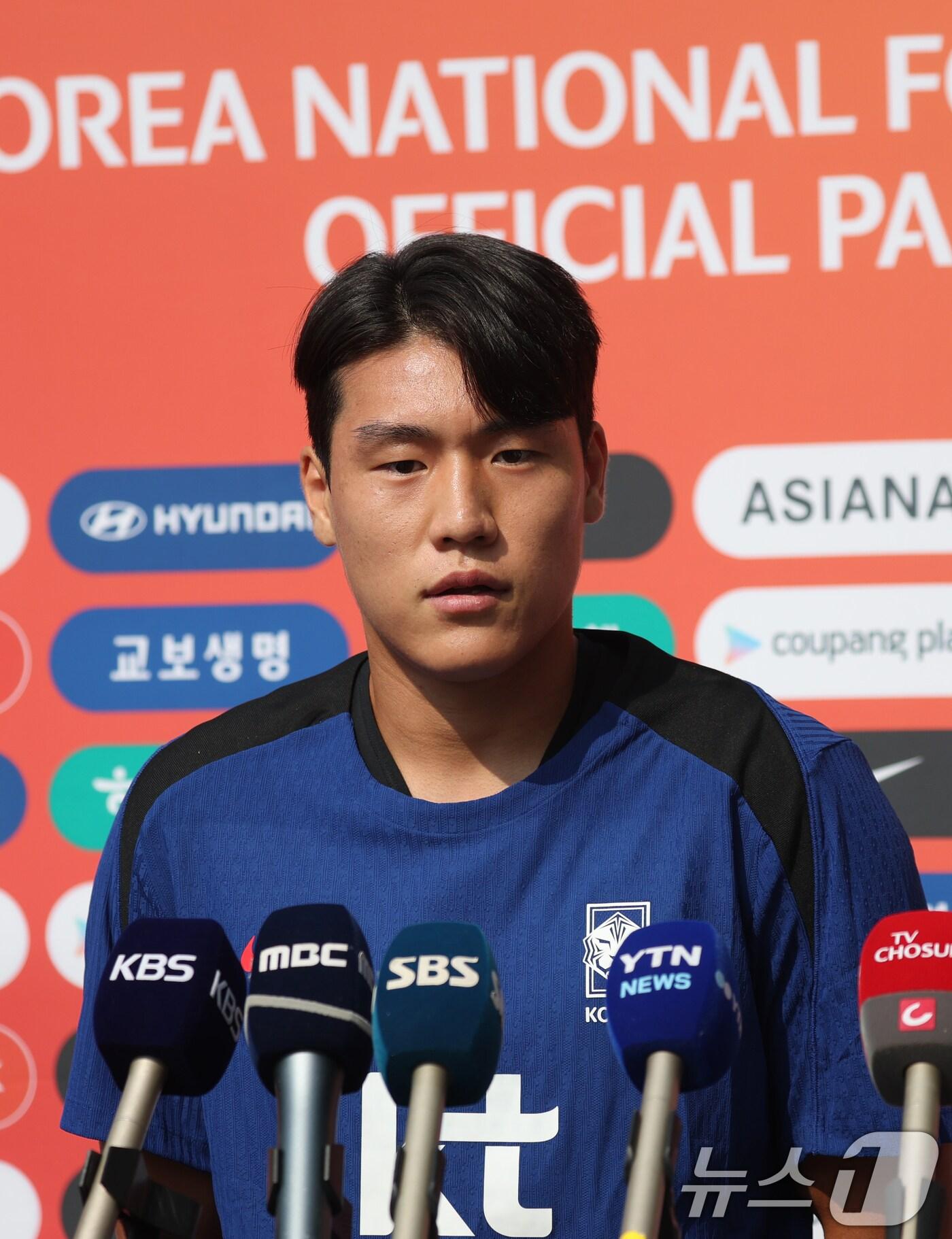 본문 이미지 - 3일 오후 경기 성남시 중원구 성남종합운동장에서 열린 2025 동아시아축구연맹&#40;EAFF&#41; E1 챔피언십&#40;동아시안컵&#41; 대한민국 축구 국가대표팀 이호재가 훈련 전 인터뷰를 하고 있다. 한국 남녀국가대표팀이 참가하는 EAFF E1 챔피언십은 오는 7월 7일부터 16일까지 경기도 3개 도시&#40;용인, 수원, 화성&#41;에서 개최된다. 2025.7.3/뉴스1 ⓒ News1 김영운 기자