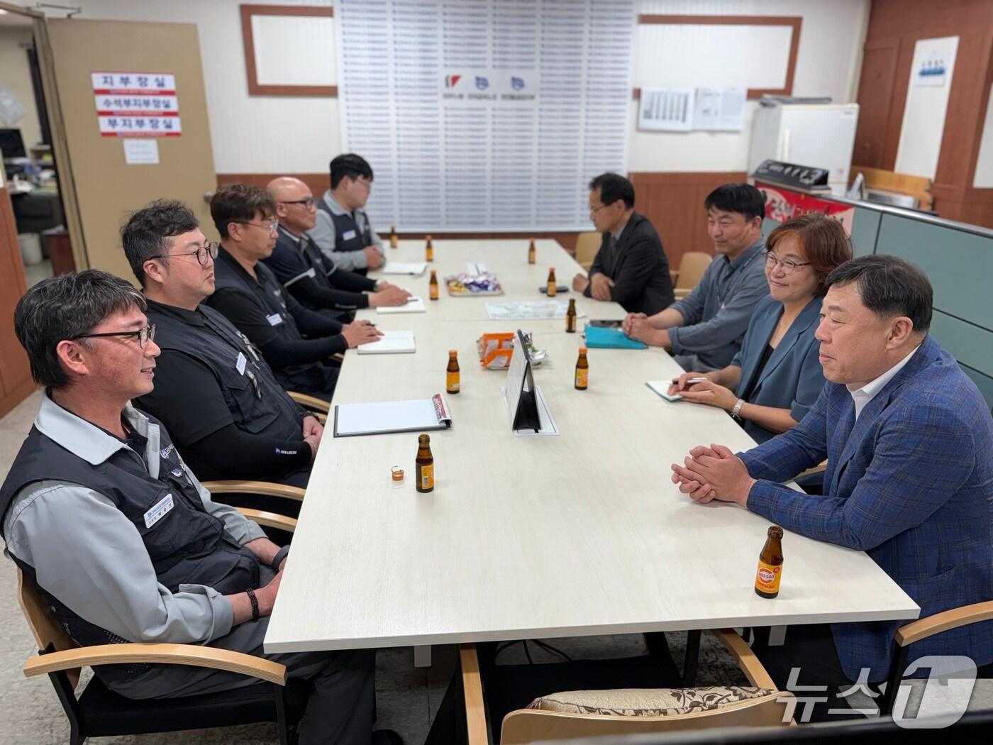 본문 이미지 - 김종훈 동구청장(오른쪽 맨앞)은 3일 올해 임금 협상을 진행 중인 HD현대중공업 노조를 방문해 원만한 합의를 위해 노력해줄 것을 요청했다.(울산 동구 제공. 재판매 및 DB금지)/뉴스1
