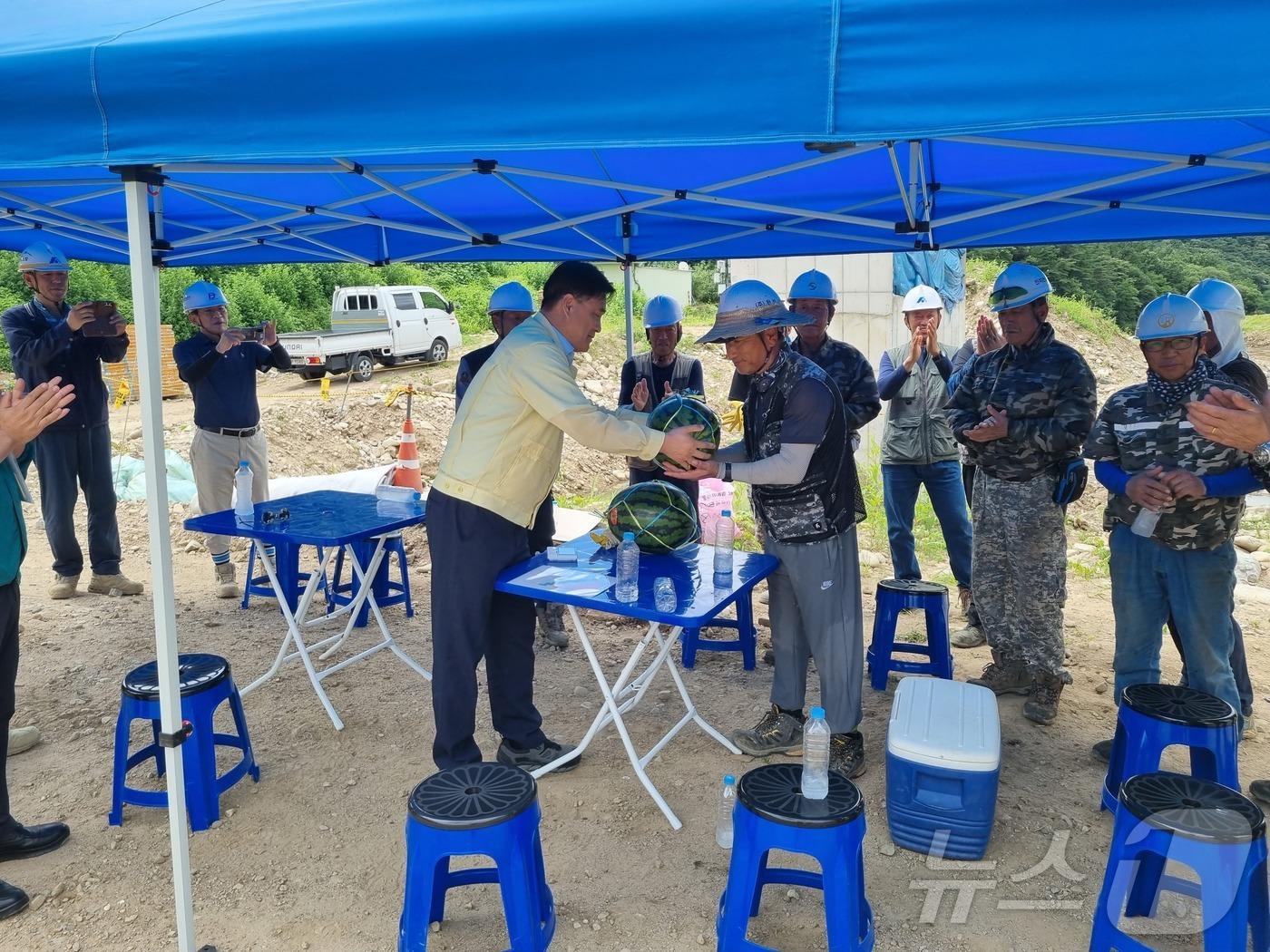 본문 이미지 - 경북도는 3일 폭염 대응 총력을 다하고 근로자·어업인·농민 안전관리 강화하고 있다 ⓒ News1 김대벽기자