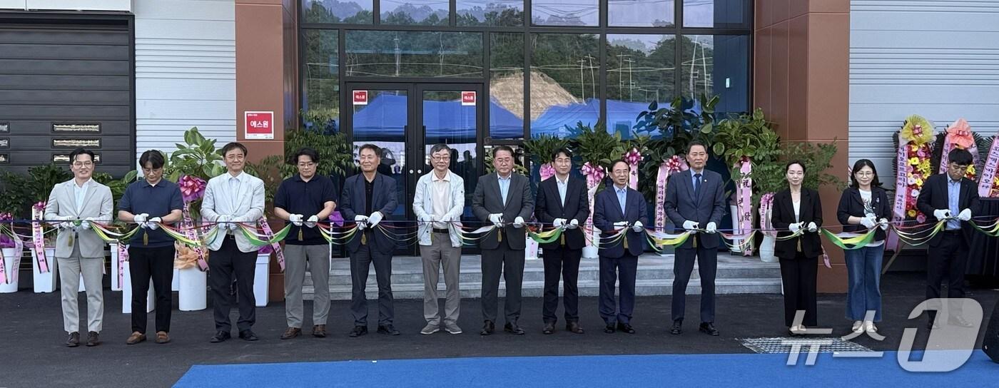 3일 전북 임실 오수제2농공단지에서 &#40;주&#41;뉴트라코어 임실공장 준공식이 열린 가운데 참석자들이 테잎 컷팅식을 하고 있다.&#40;전북도 제공. 재판매 및 DB금지&#41;/뉴스1 