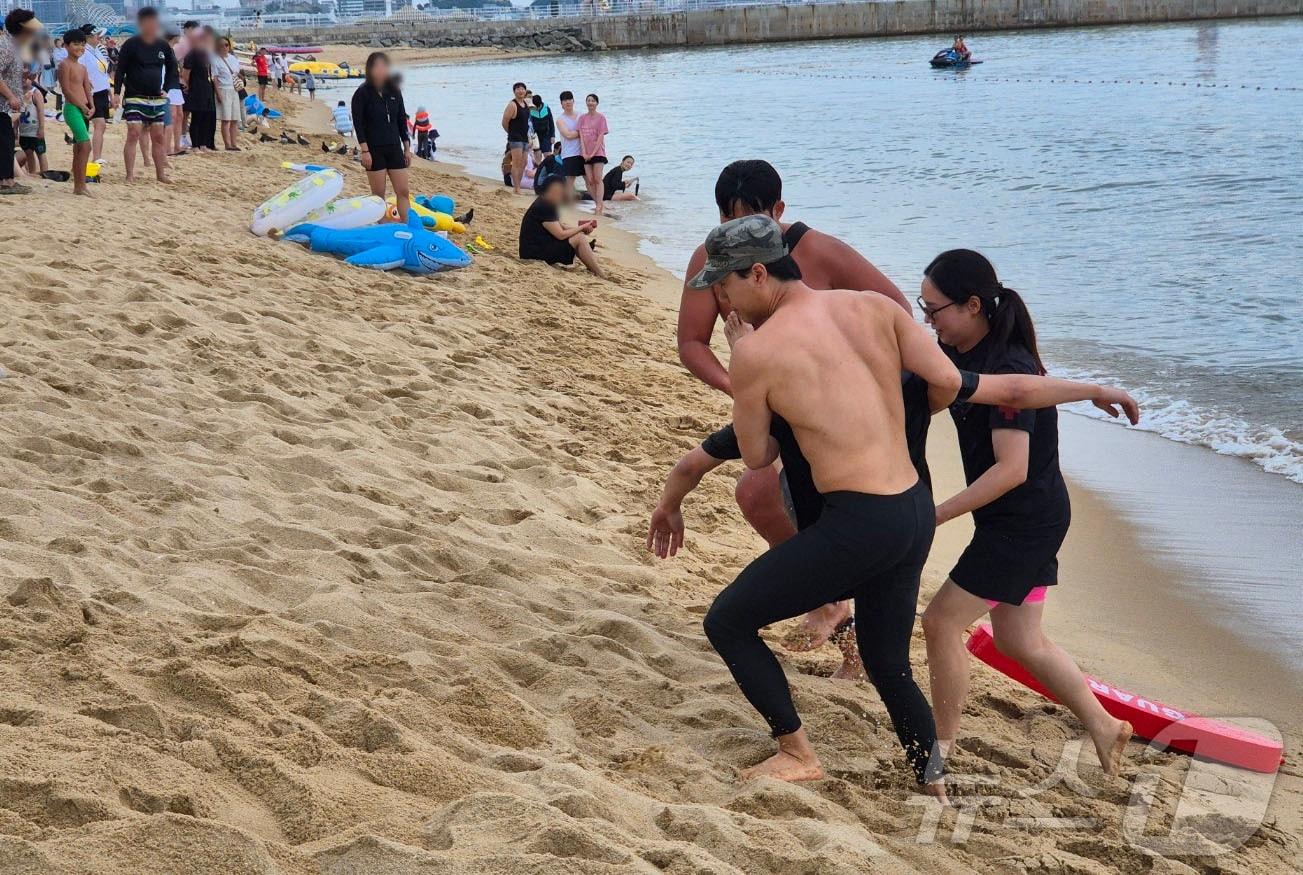 본문 이미지 - 3일 개장을 하루 앞둔 강원 속초해수욕장에서 인명구조 합동훈련이 실시되고 있다. 2025.7.3/뉴스1 ⓒ News1 윤왕근 기자