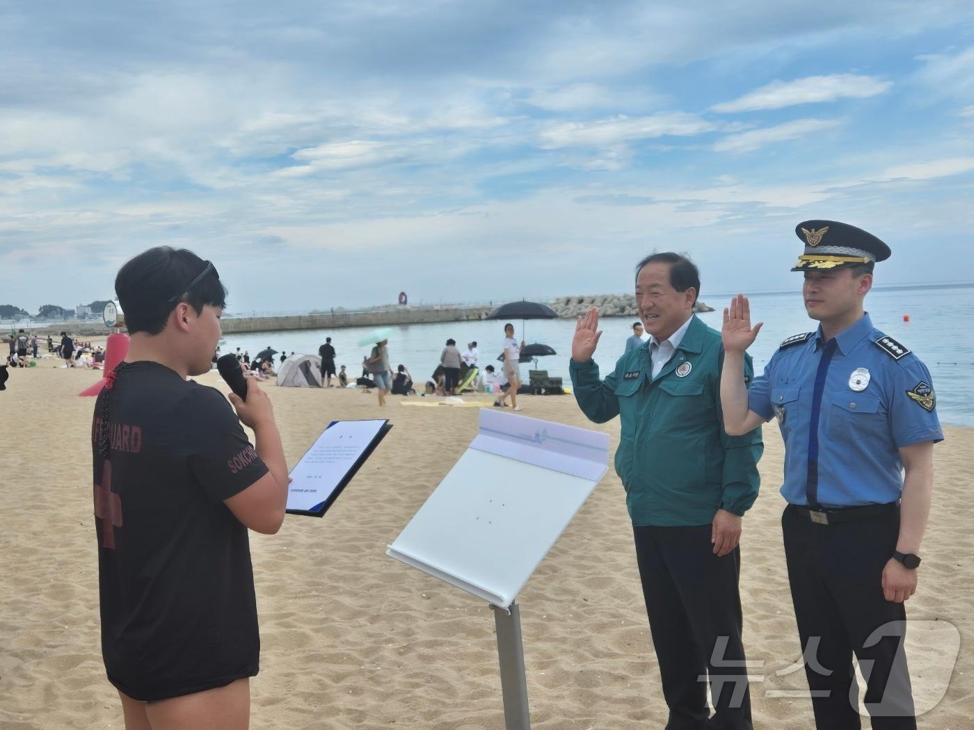 본문 이미지 - 지난 7월 3일 강원 속초해수욕장에서 열린 인명구조 합동훈련.&#40;뉴스1 DB&#41;ⓒ News1 윤왕근 기자