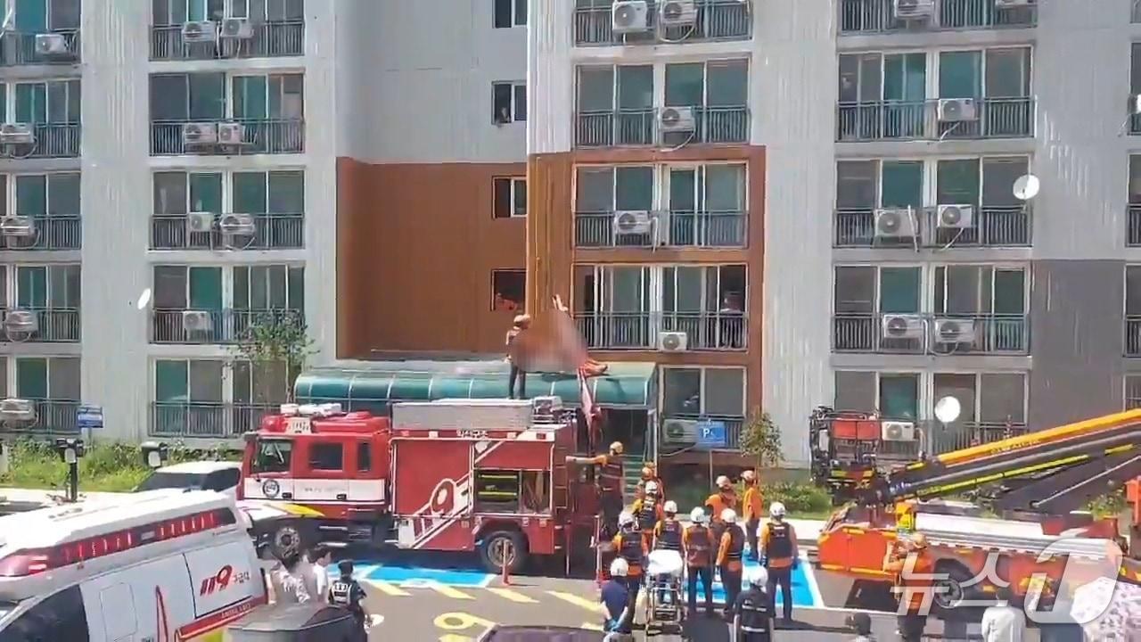 본문 이미지 - 익산 아파트 추락사고 현장.(전북소방본부 제공. 재판매 및 DB금지)