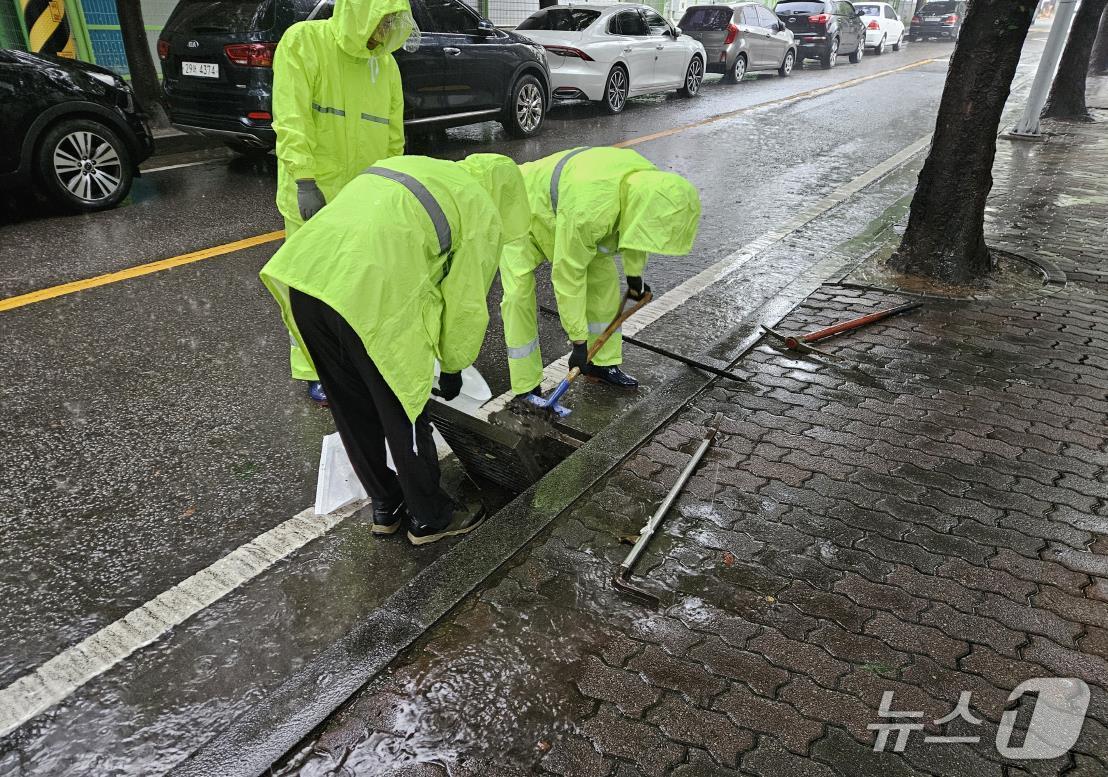 본문 이미지 - 청주시 빗물받이 준설 작업.(시 제공)/뉴스1