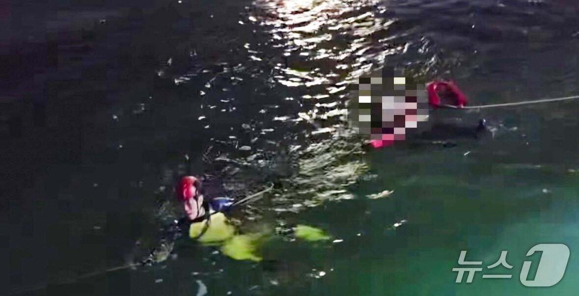 본문 이미지 - 목포해경이 2일 오후 목포시 삼학 부두 여객선 터미널 인근에서 익수자를 구조하고 있다. (목포해경 제공. 재판매 및 DB 금지)