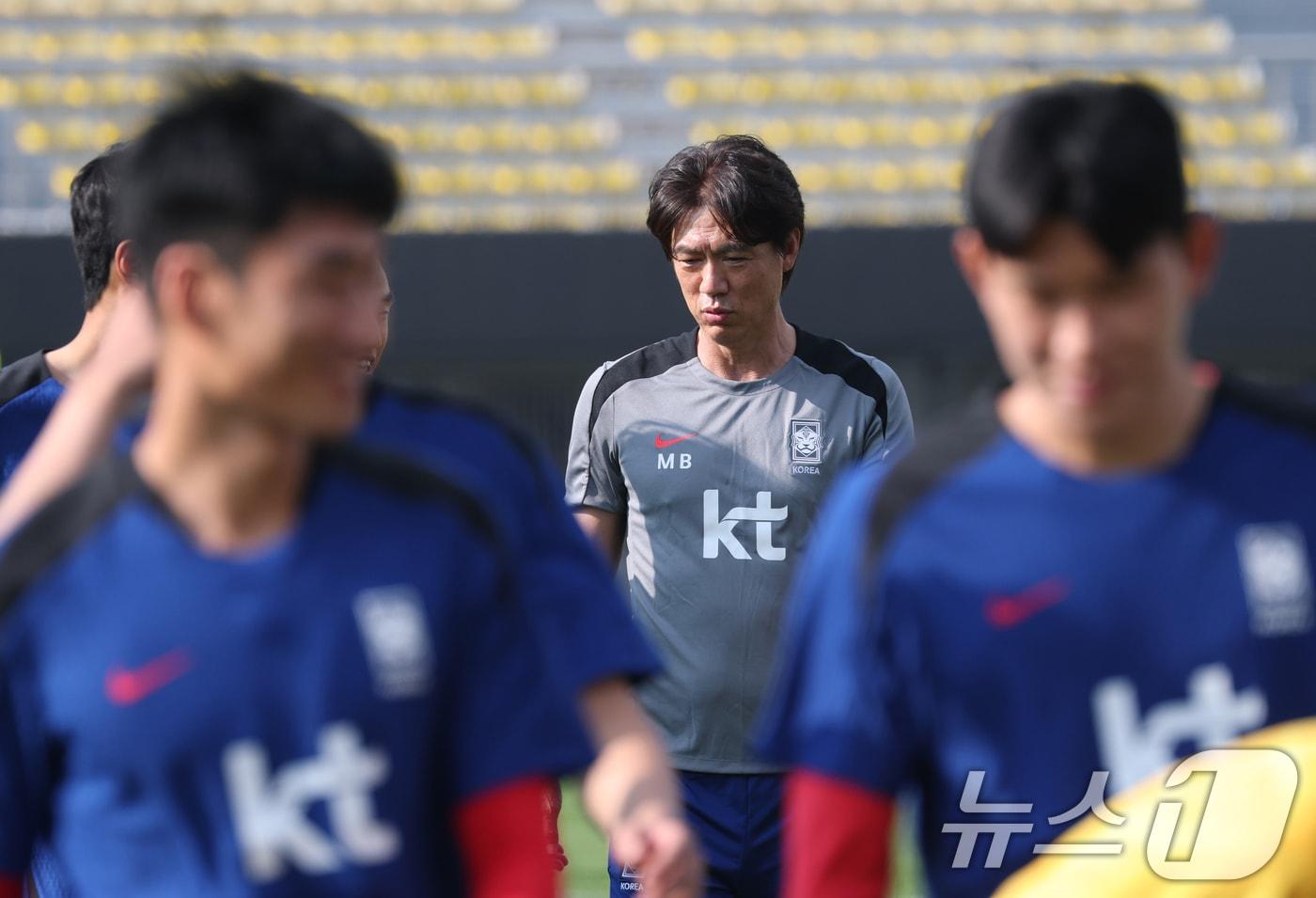 홍명보 감독이 3일 오후 경기 성남시 중원구 성남종합운동장에서 열린 2025 동아시아축구연맹(EAFF) E1 챔피언십(동아시안컵) 대한민국 축구 국가대표팀 훈련에서 선수들과 이야기를 하고 있다. ⓒ News1 김영운 기자