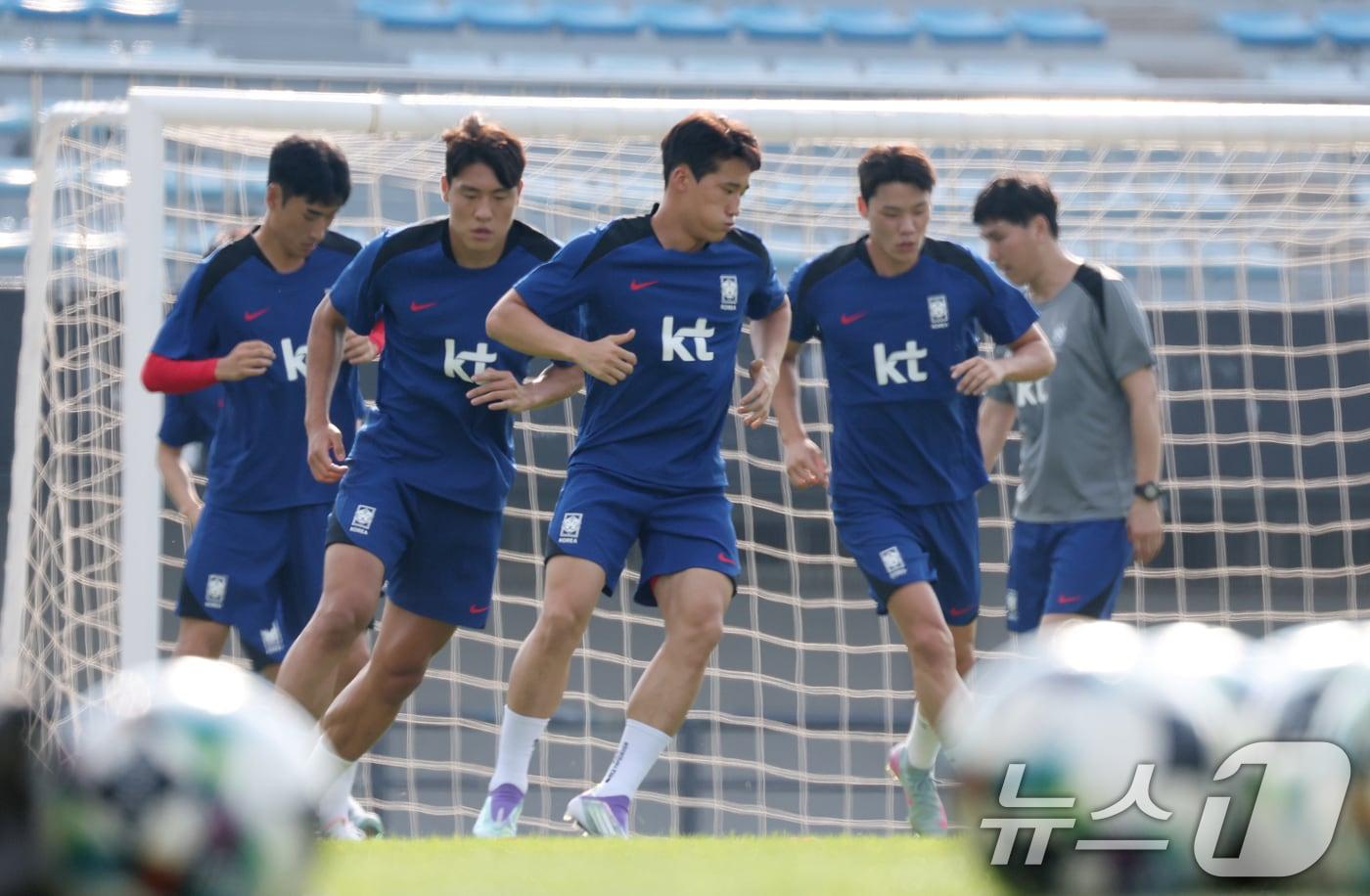 3일 오후 경기 성남시 중원구 성남종합운동장에서 열린 2025 동아시아축구연맹&#40;EAFF&#41; E1 챔피언십&#40;동아시안컵&#41; 대한민국 축구 국가대표팀 훈련에서 선수들이 훈련을 하고 있다. 한국 남녀국가대표팀이 참가하는 EAFF E1 챔피언십은 오는 7월 7일부터 16일까지 경기도 3개 도시&#40;용인, 수원, 화성&#41;에서 개최된다. 2025.7.3/뉴스1 ⓒ News1 김영운 기자