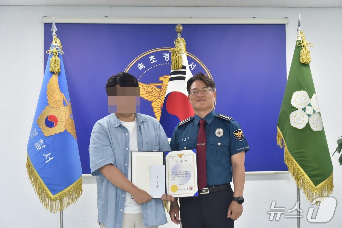 강원 속초경찰서, 자살 시도자 구조한 시민에 감사장과 신고포상금 전달.(속초경찰서 제공, 재판매 및 DB금지)