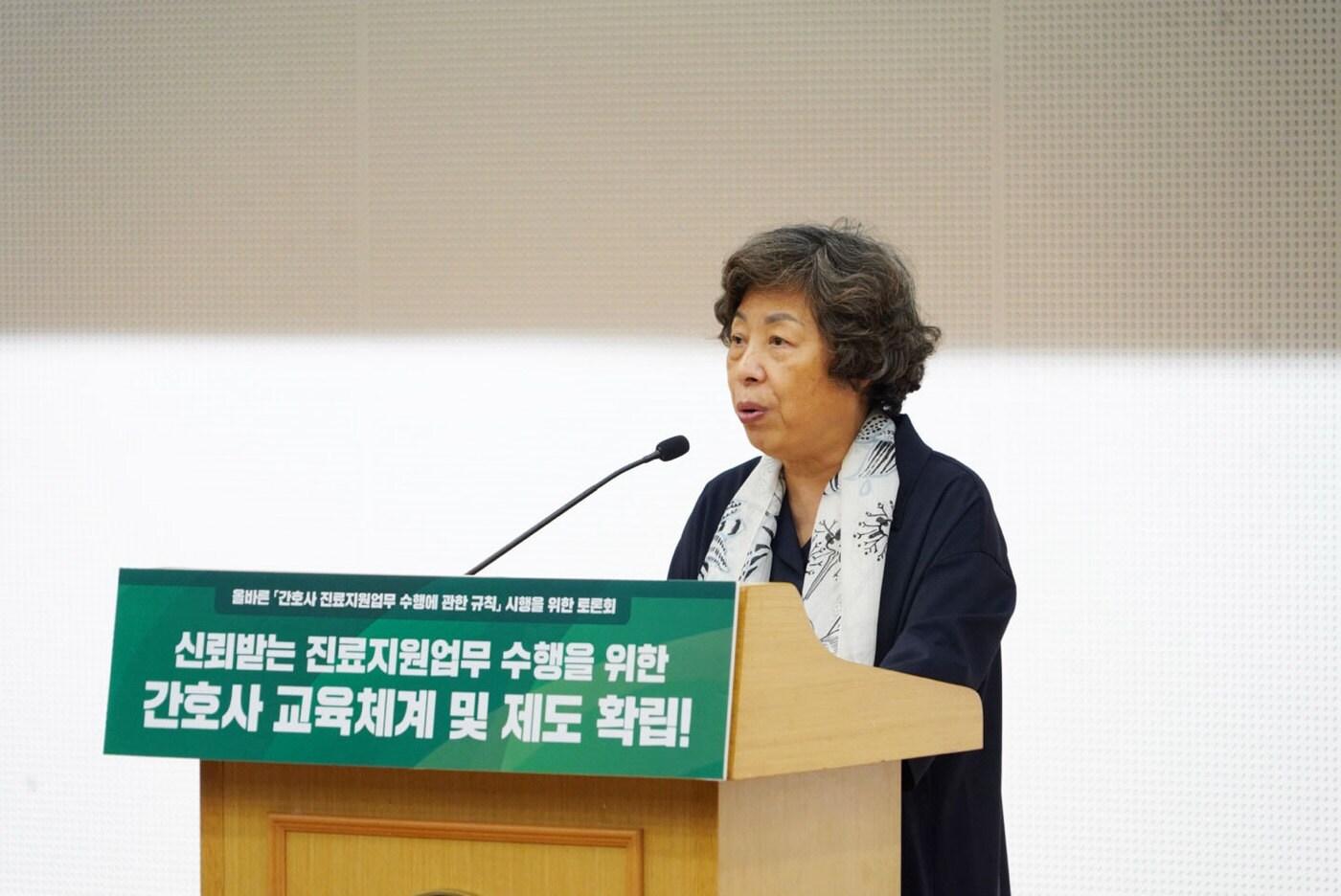 신경림 대한간호협회 회장이 3일 오후 서울 여의도 국회도서관 대강당에서 &#39;신뢰받는 진료지원 업무 수행을 위한 간호사 교육체계 및 제도 확립 정책 토론회&#39;에서 발언하고 있다&#40;대한간호협회 제공&#41;