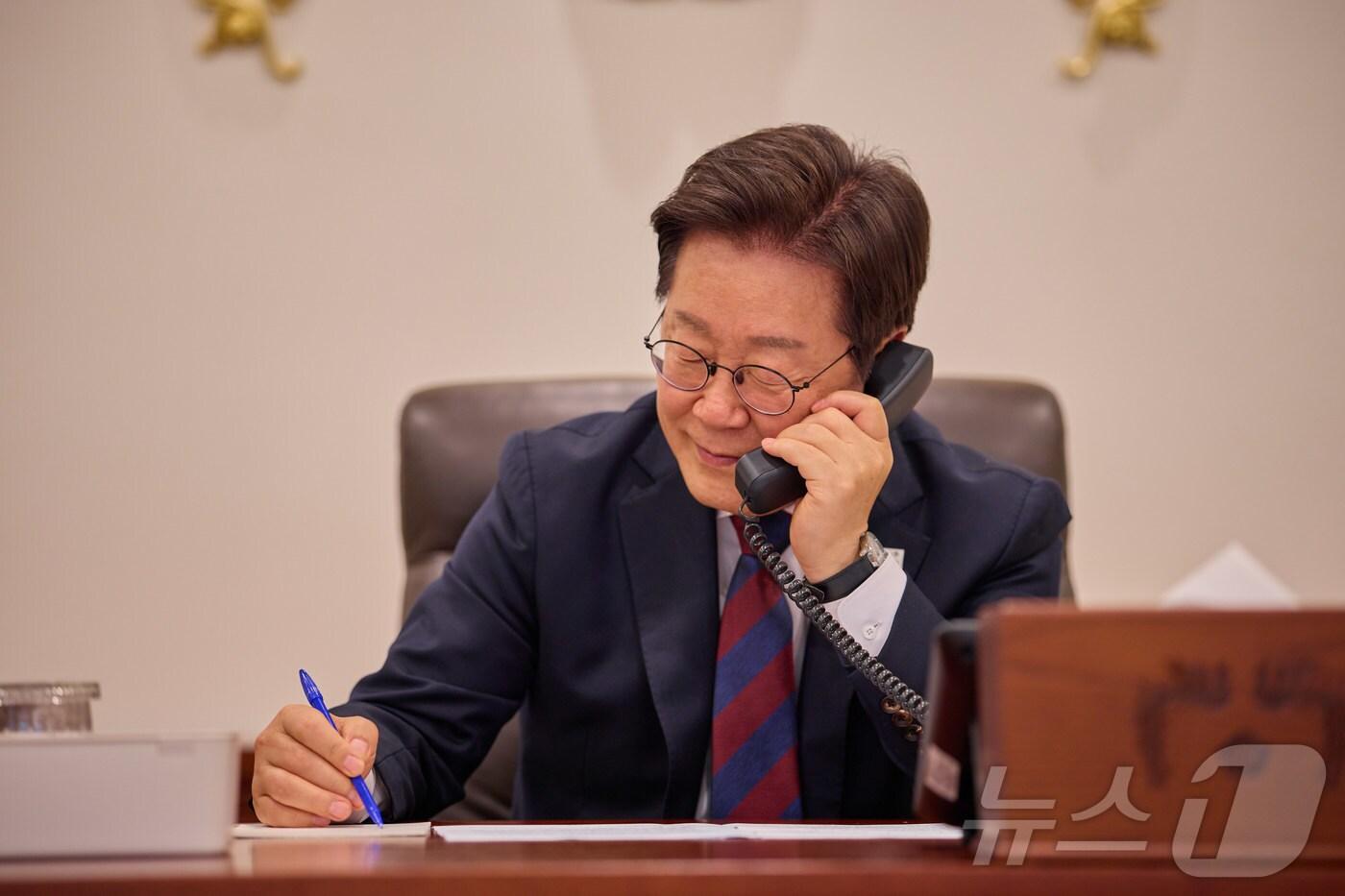 이재명 대통령이 3일 서울 용산구 대통령실 청사 집무실에서 마르크 뤼터 북대서양조약기구&#40;NATO&#41; 사무총장과 전화 통화를 하고 있다. &#40;대통령실 제공. 재판매 및 DB 금지&#41;  2025.7.3/뉴스1 ⓒ News1 이재명 기자