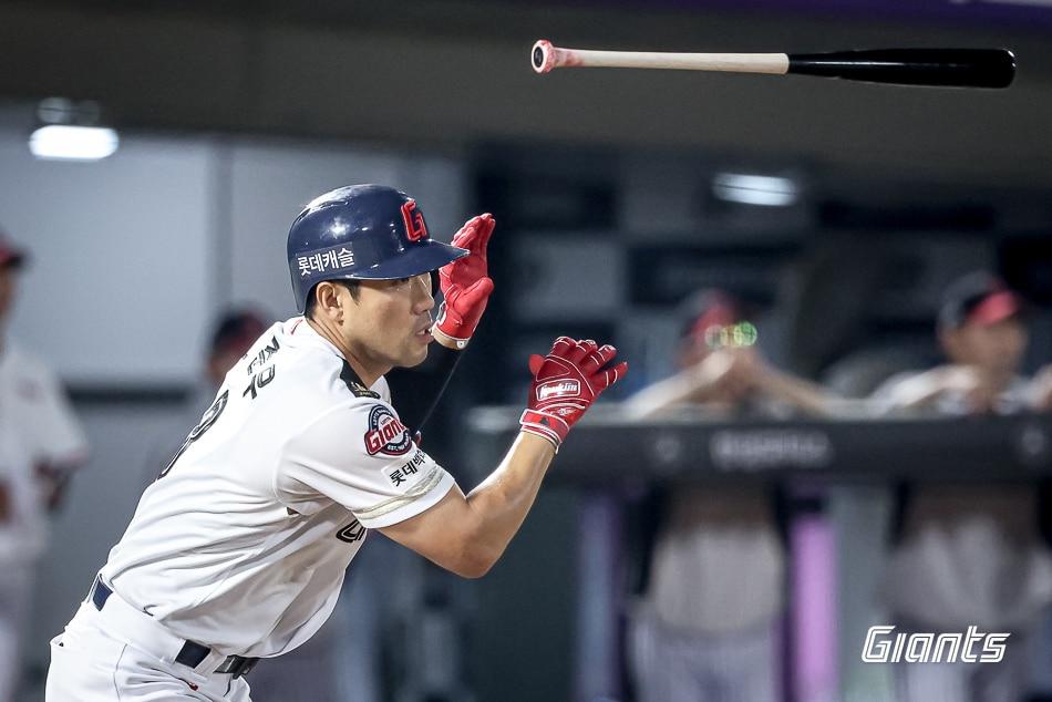 본문 이미지 - 롯데 자이언츠 전준우가 3일 열린 KBO리그 사직 LG 트윈스전에서 8회말 2타점 2루타를 터뜨려 2-0 승리를 이끌었다. &#40;롯데 자이언츠 제공&#41;