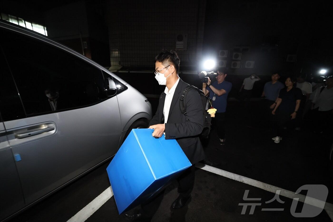 윤석열 전 대통령 배우자인 김건희 여사 의혹을 수사하는 민중기 특별검사팀이 3일 오후 서울 종로구 삼부토건 본사에서 압수수색을 마친 후 압수품이 담긴 박스를 들고 사무실을 나서고 있다. (공동취재) 2025.7.3/뉴스1 ⓒ News1 황기선 기자