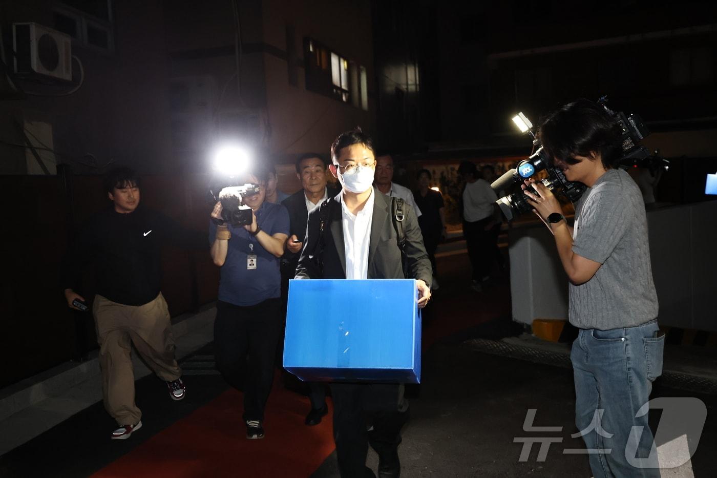 윤석열 전 대통령 배우자인 김건희 여사 의혹을 수사하는 민중기 특별검사팀이 3일 오후 서울 종로구 삼부토건 본사에서 압수수색을 마친 후 압수품이 담긴 박스를 들고 사무실을 나서고 있다. (공동취재) 2025.7.3/뉴스1 ⓒ News1 황기선 기자