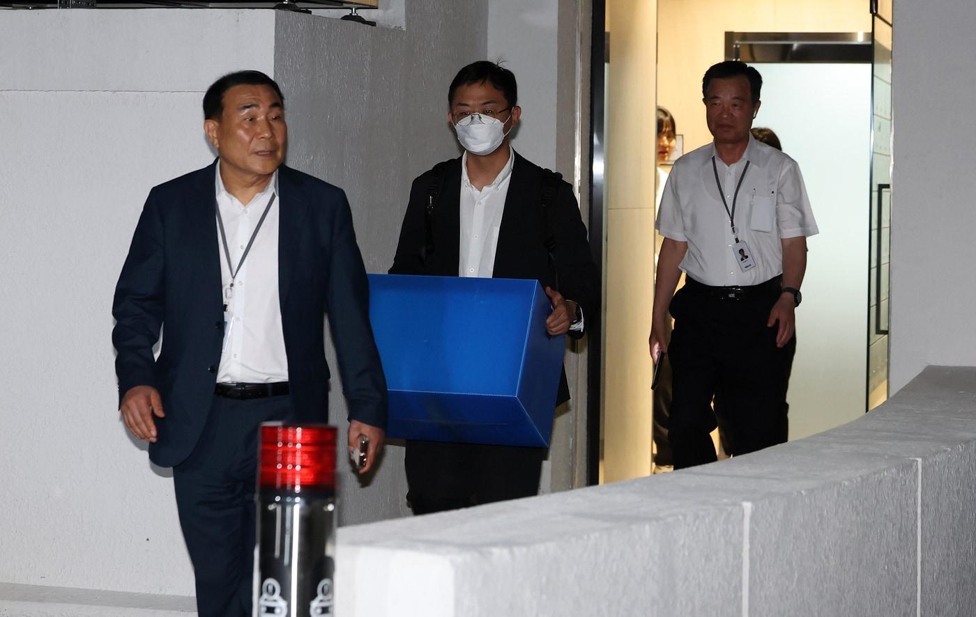 윤석열 전 대통령 배우자인 김건희 여사 의혹을 수사하는 민중기 특별검사팀이 3일 오후 서울 종로구 삼부토건 본사에서 압수수색을 마친 후 압수품이 담긴 박스를 들고 사무실을 나서고 있다. (공동취재) 2025.7.3/뉴스1 ⓒ News1 황기선 기자