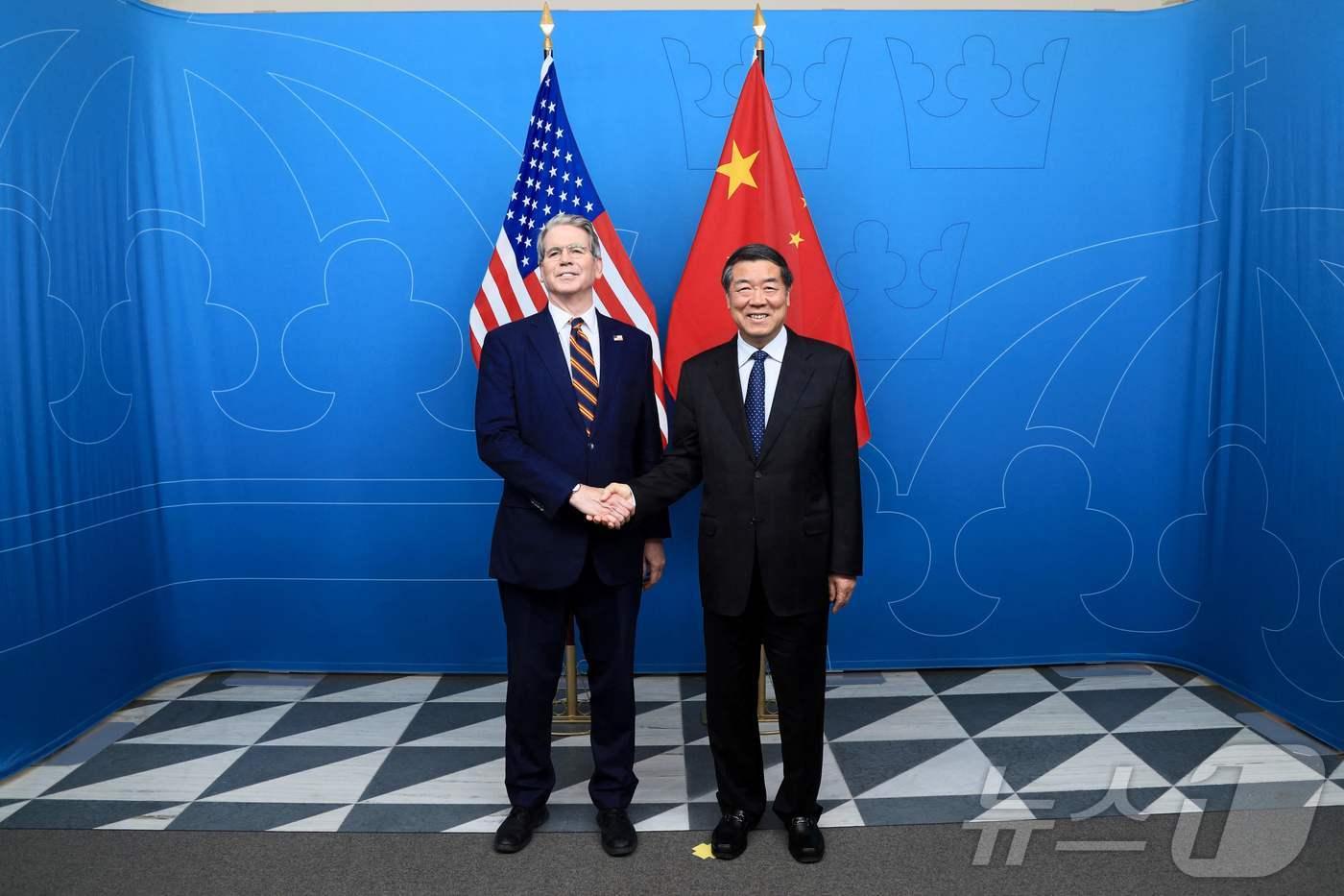 28일&#40;현지시간&#41; 스콧 베선트 미국 재무장관과 허리펑 중국 국무원 부총리가 스웨덴 스톡홀름에서 3차 미중 고위급 무역협상을 갖기 전 기념 촬영을 하고 있다. 사진은 재무부 제공. 2025.07.28 ⓒ AFP=뉴스1 ⓒ News1 김지완 기자