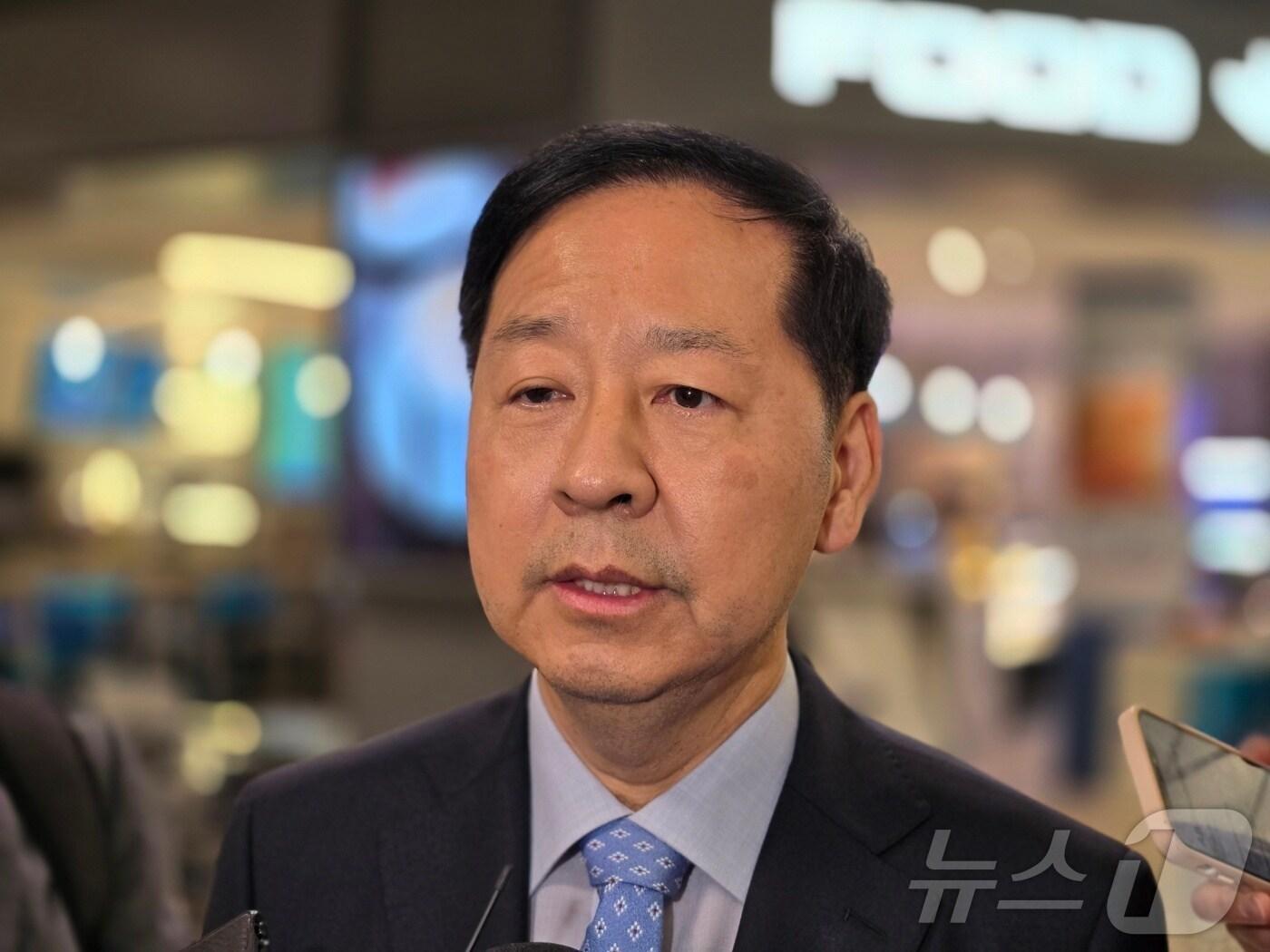 본문 이미지 - 구윤철 경제부총리 겸 기획재정부 장관이 29일(현지시간) 미국 워싱턴DC 인근 덜레스국제공항을 통해 입국하며 한국 기자들이 질문에 답하고 있다. 오는 8월 1일부터 상호관세 발효가 예정된 가운데, 구 부총리는 한미 무역 협상이 타결될 수 있도록 최선을 대해 노력하겠다고 밝혔다. ⓒ News1 류정민 특파원