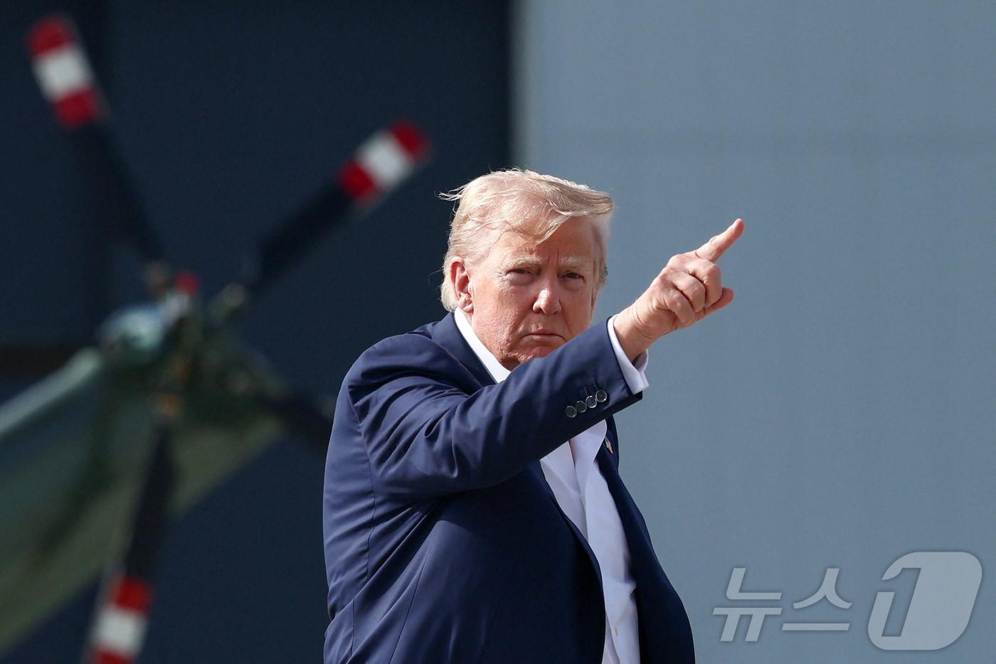 도널드 트럼프 미국 대통령이 29일&#40;현지시간&#41; 영국 스코틀랜드 로시머스에서 워싱턴DC로 돌아오기 위해 에어포스원에 탑승하기 전 제스처를 취하고 있다. 2025.07.29. ⓒ 로이터=뉴스1 ⓒ News1 류정민 특파원