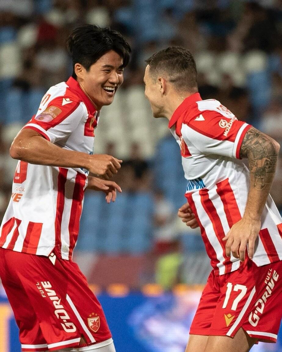 본문 이미지 - 설영우&#40;왼쪽&#41;의 소속팀 츠르베나 즈베즈다가 UCL 예선 3라운드에 진출했다. &#40;츠르베나 즈베즈다 SNS 캡처&#41;