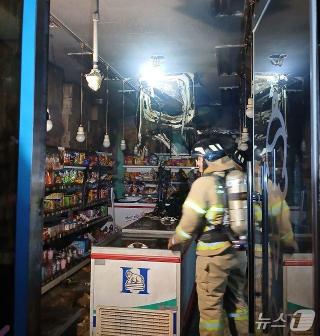 본문 이미지 - 불이 난 경북 구미시 산동읍 신당리의 한 아이스크림 할인점. (경북소방본부 제공. 재판매 및 DB 금지)2025.7.30/뉴스1