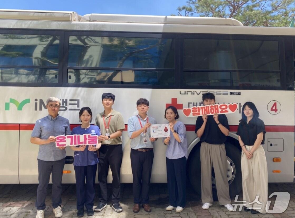 본문 이미지 - 대구도시개발공사 직원들이 헌혈 버스 앞에서 헌혈 동참 캠페인을 펼치고 있다.&#40;대구도시개발공사 제공. 재판매 및 DB 금지&#41;