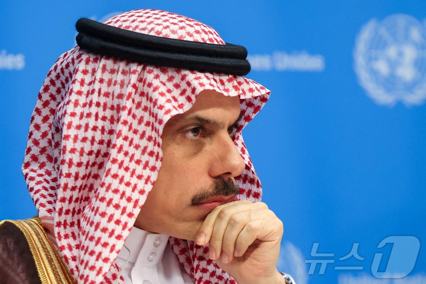 파이살 빈 파르한 알 사우드 사우디 외무장관이 28일&#40;현지시간&#41; 미국 뉴욕 유엔본부에서 열린 유엔 고위급 국제회의에서 언론 브리핑을 하고 있다. 2025.7.28 ⓒ 로이터=뉴스1 ⓒ News1 김경민 기자