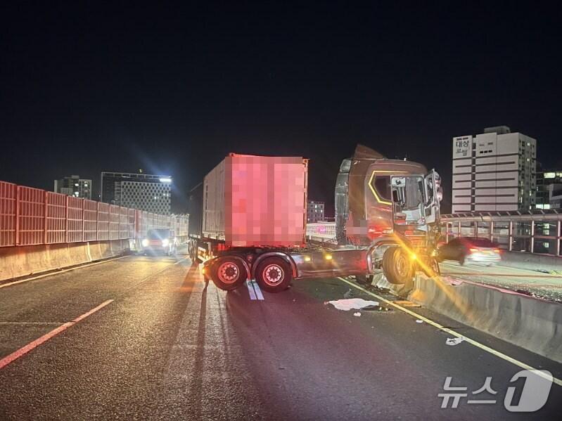 본문 이미지 - 30일 오전 부산 사상구 관문대로 교통사고 현장.(사상경찰서 제공. 재판매 및 DB 금지)