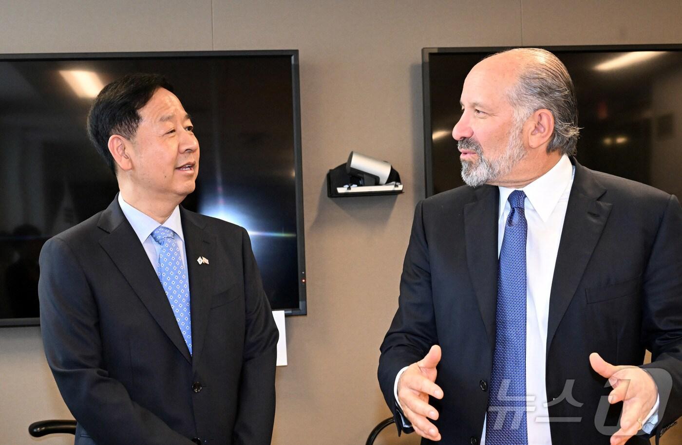 구윤철 경제부총리 겸 기획재정부 장관이 29일(현지시간) 미국 워싱턴D.C. 상무부에서 하워드 러트닉 상무장관과 통상협의 전 대화를 하고 있다. (기재부 제공. 재판매 및 DB 금지) 2025.7.30/뉴스1