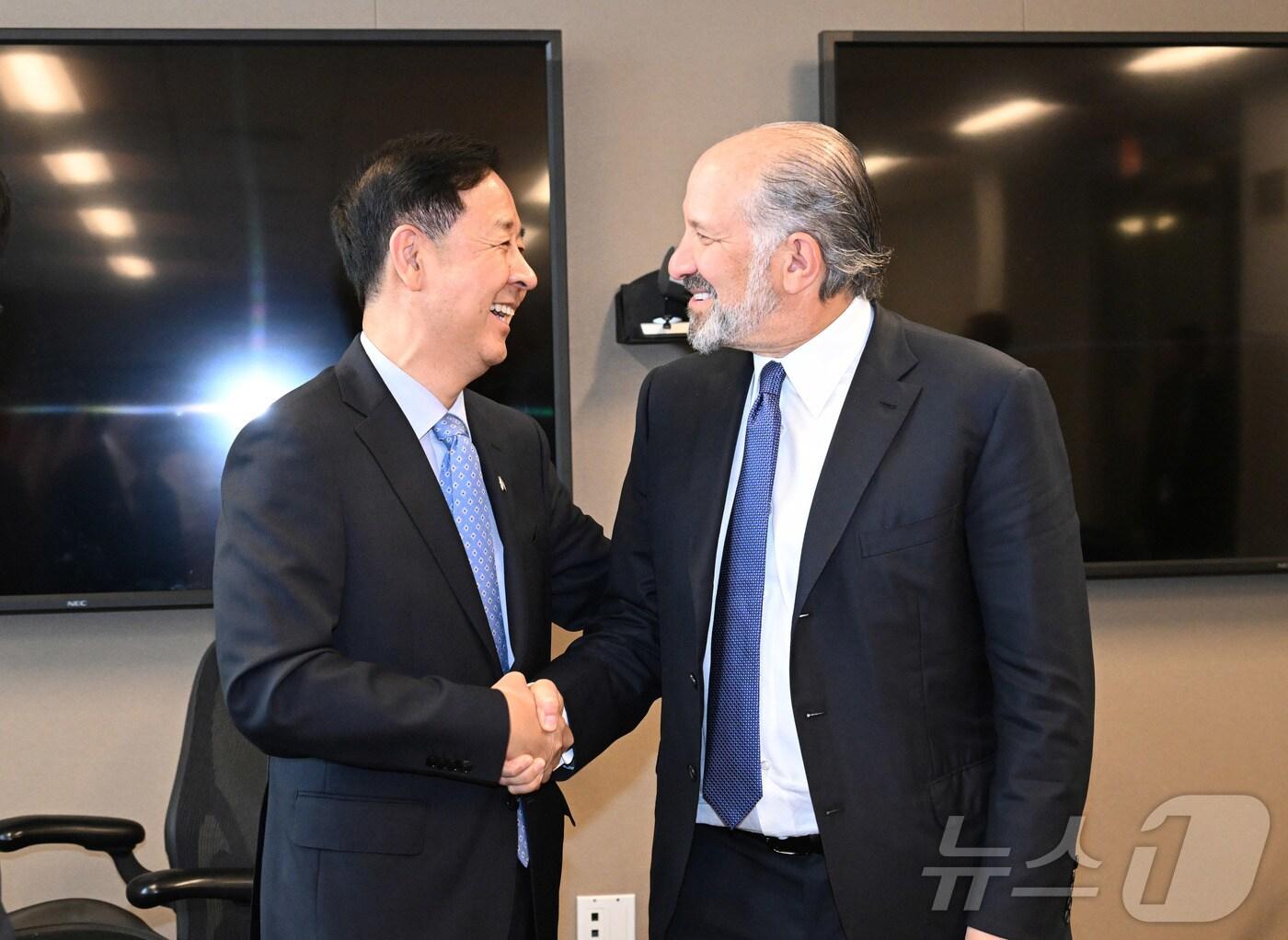 본문 이미지 - 구윤철 경제부총리 겸 기획재정부 장관이 29일(현지시간) 미국 워싱턴D.C. 상무부에서 하워드 러트닉 상무장관과 통상협의 전 악수를 하고 있다. (기재부 제공. 재판매 및 DB 금지) 2025.7.30/뉴스1