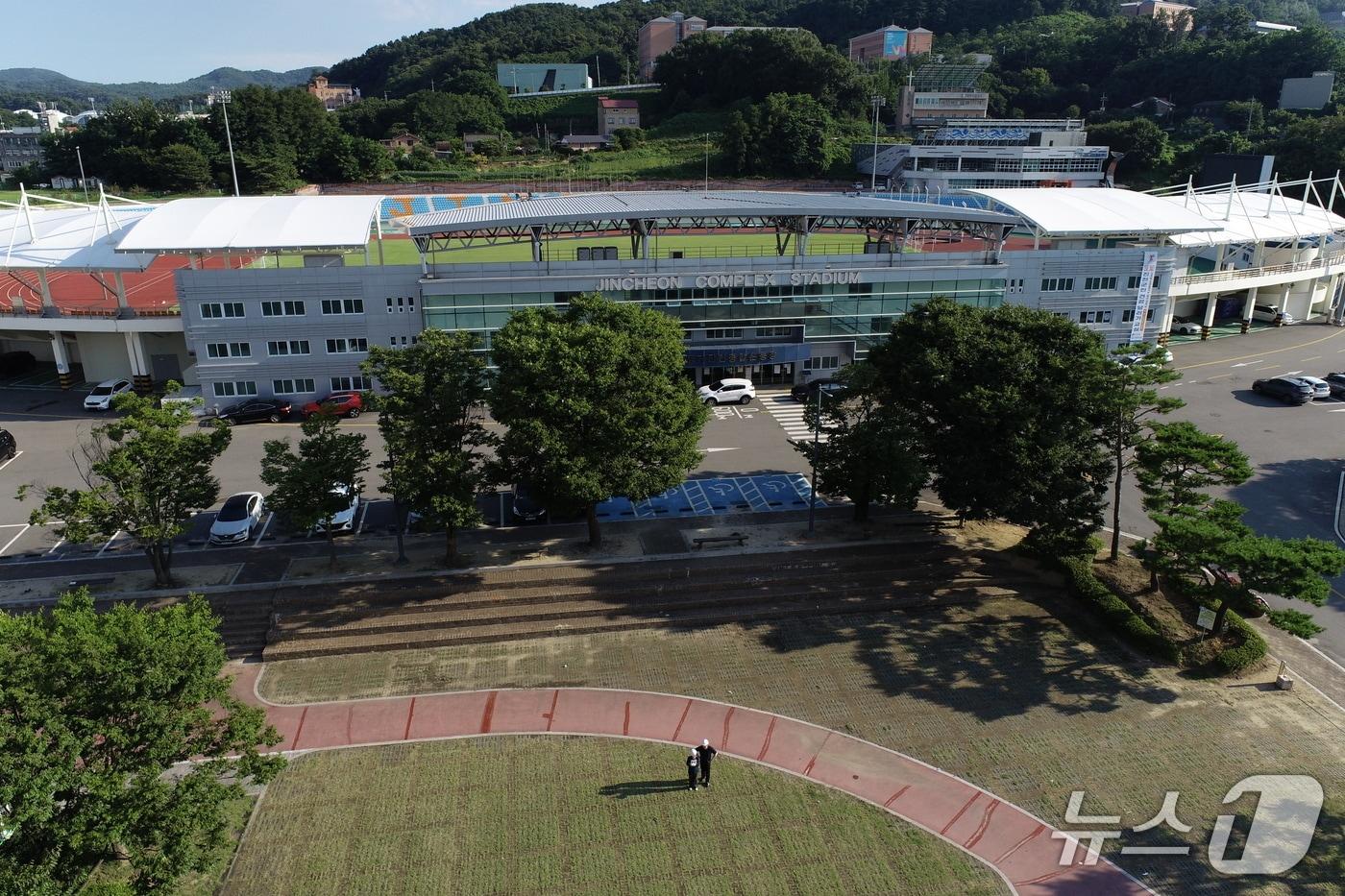 충북 진천군 민원토지과 지적 공무원이 드론 자격증을 취득해 토지 상황을 촬영하고 있다.&#40;진천군 제공, 재판매 및 DB금지&#41;/뉴스1