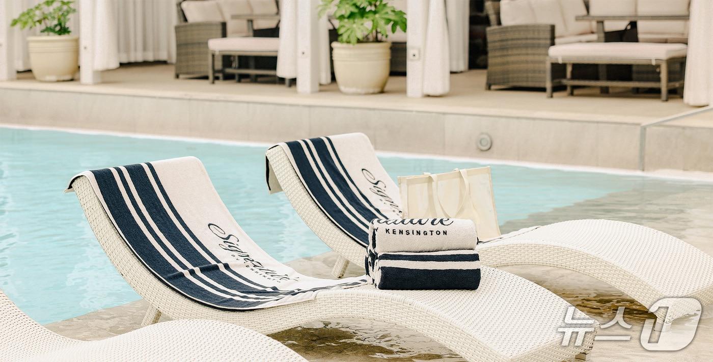 켄싱턴 비치백과 비치타월(켄싱턴 여의도 제공)