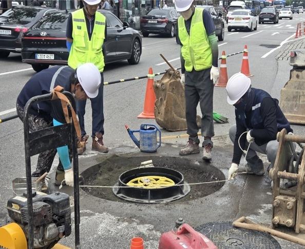 본문 이미지 - 맨홀 추락방지시설./국토부 제공