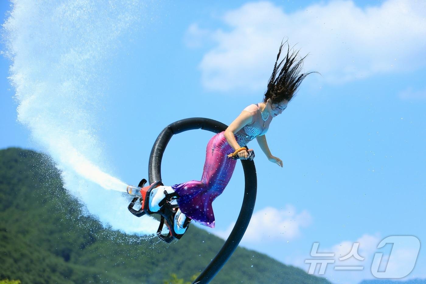 지난 29일 인제군 여름축제인 ‘여름愛 인제愛 빠지다’를 찾은 플라이보드 세계챔피언 박진민 선수가 관광객들에게 멋진 공연을 선보이고 있다.&#40;인제군 제공. 재판매 및 DB 금지&#41; 2025.7.30/뉴스1 ⓒ News1 이종재 기자