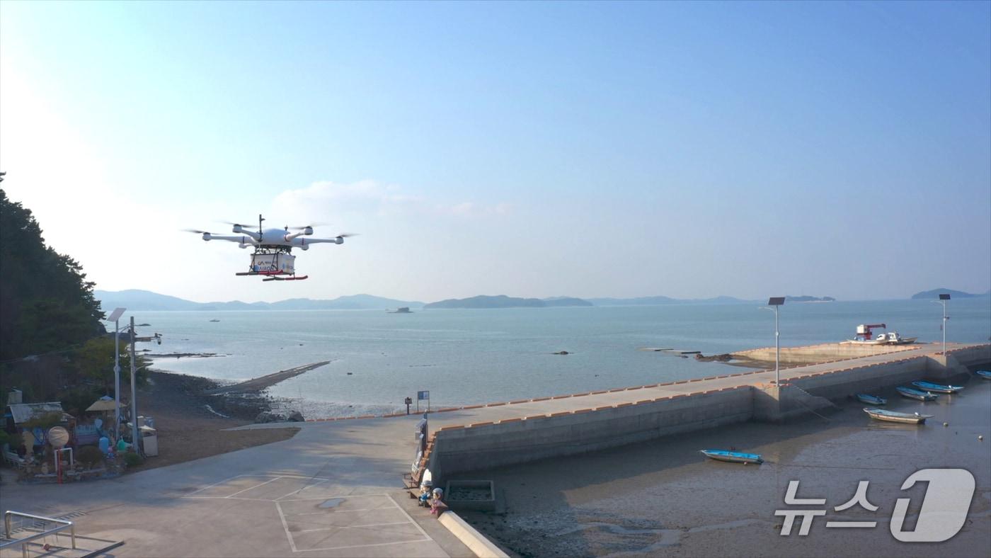 지곡면 중왕항 배송거점에서 드론이 배송을 위해 이륙하는 모습&#40;서산시 제공. 재판매 및 DB금지&#41;2025.7.30/뉴스1