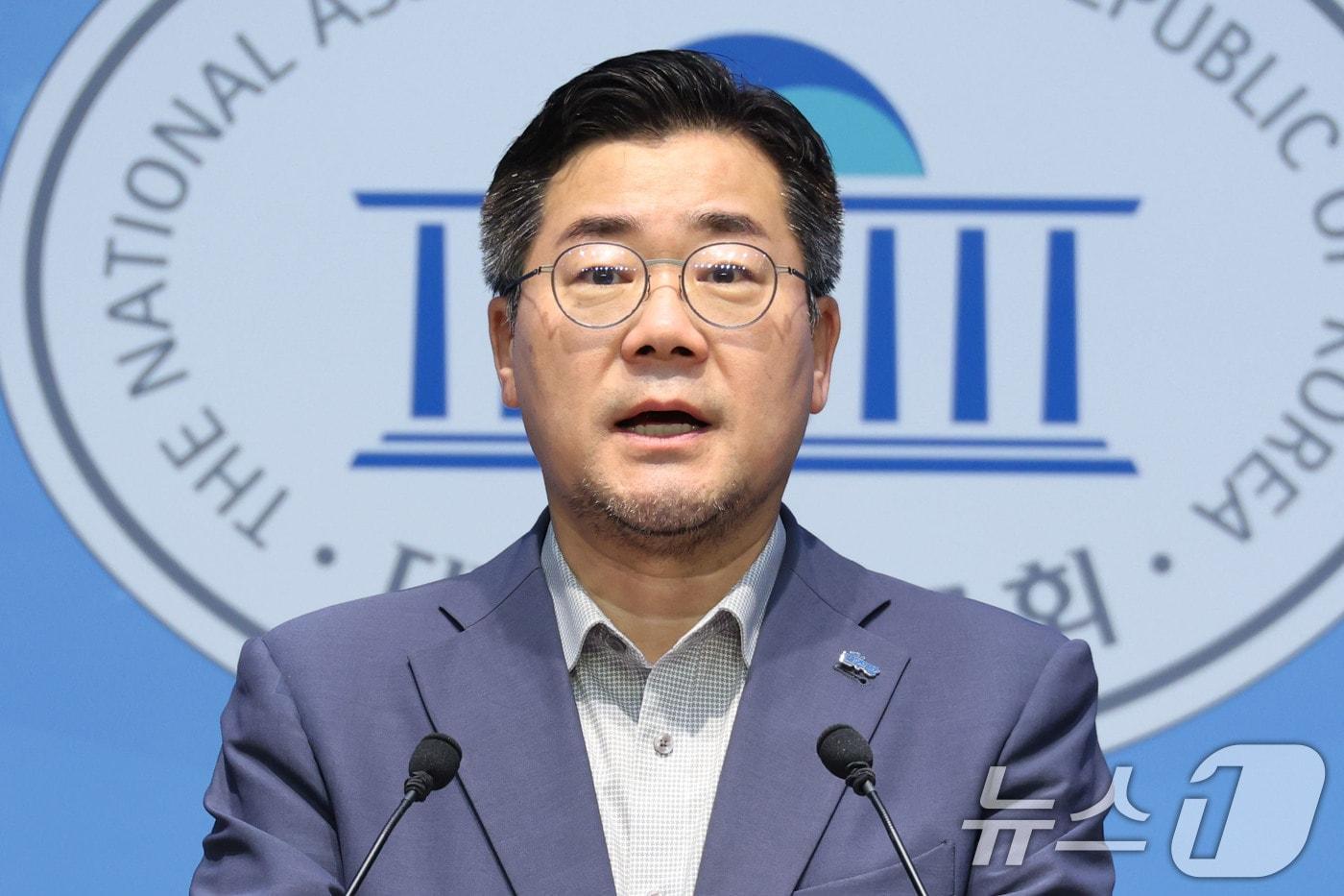 박찬대 더불어민주당 당대표 후보가 30일 오전 서울 여의도 국회 소통관에서 현안 관련 기자회견을 하고 있다. 2025.7.30/뉴스1 ⓒ News1 이광호 기자