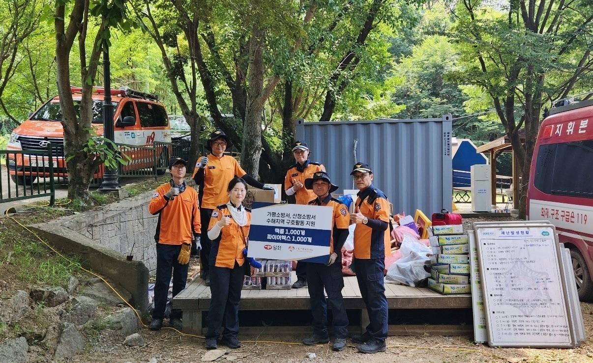 본문 이미지 - 일화, 가평·산청 소방서 및 수해 이재민에 음료 1만5천여 개 지원. 사진은 가평소방서 소방관들.(일화 제공)