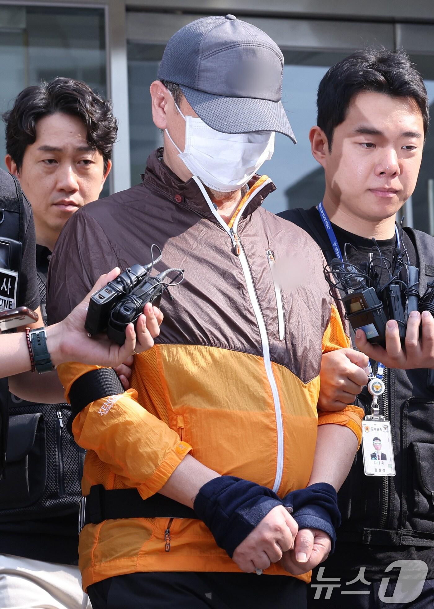 본문 이미지 - 살인과 총포·도검·화약류등의안전관리에관한법률 위반 등 혐의를 받고 있는 A 씨(62·남)는 30일 오전 9시쯤 인천논현경찰서에서 인천구치소로 향하는 호송차에 오르기 전 모습을 드러냈다.ⓒ News1 박지혜 기자