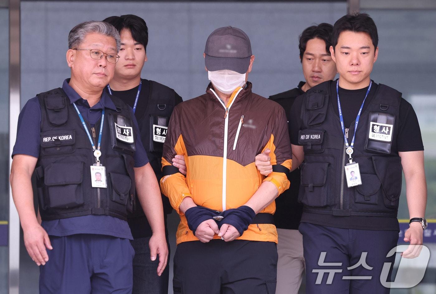 사제 총기 살해 사건 피의자 A 씨가 30일 오전 인천논현경찰서에서 검찰로 송치되고 있다. A씨는 지난 7월 20일 오후 9시 31분께 인천시 연수구 송도 아파트에서 사제 총기로 산탄을 발사해 아들 B씨를 살해한 혐의를 받고 있다. 2025.7.30/뉴스1 ⓒ News1 박지혜 기자