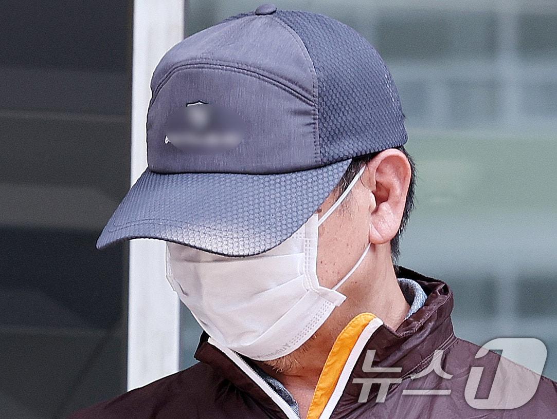 본문 이미지 - 사제 총기 살해 사건 피의자 A 씨(62·남)가 30일 오전 인천논현경찰서에서 검찰로 송치되고 있다. A 씨는 지난 20일 오후 9시 31분께 인천시 연수구 송도 아파트에서 사제 총기로 산탄을 발사해 아들 B씨를 살해한 혐의를 받고 있다. 2025.7.30 ⓒ 뉴스1 박지혜 기자