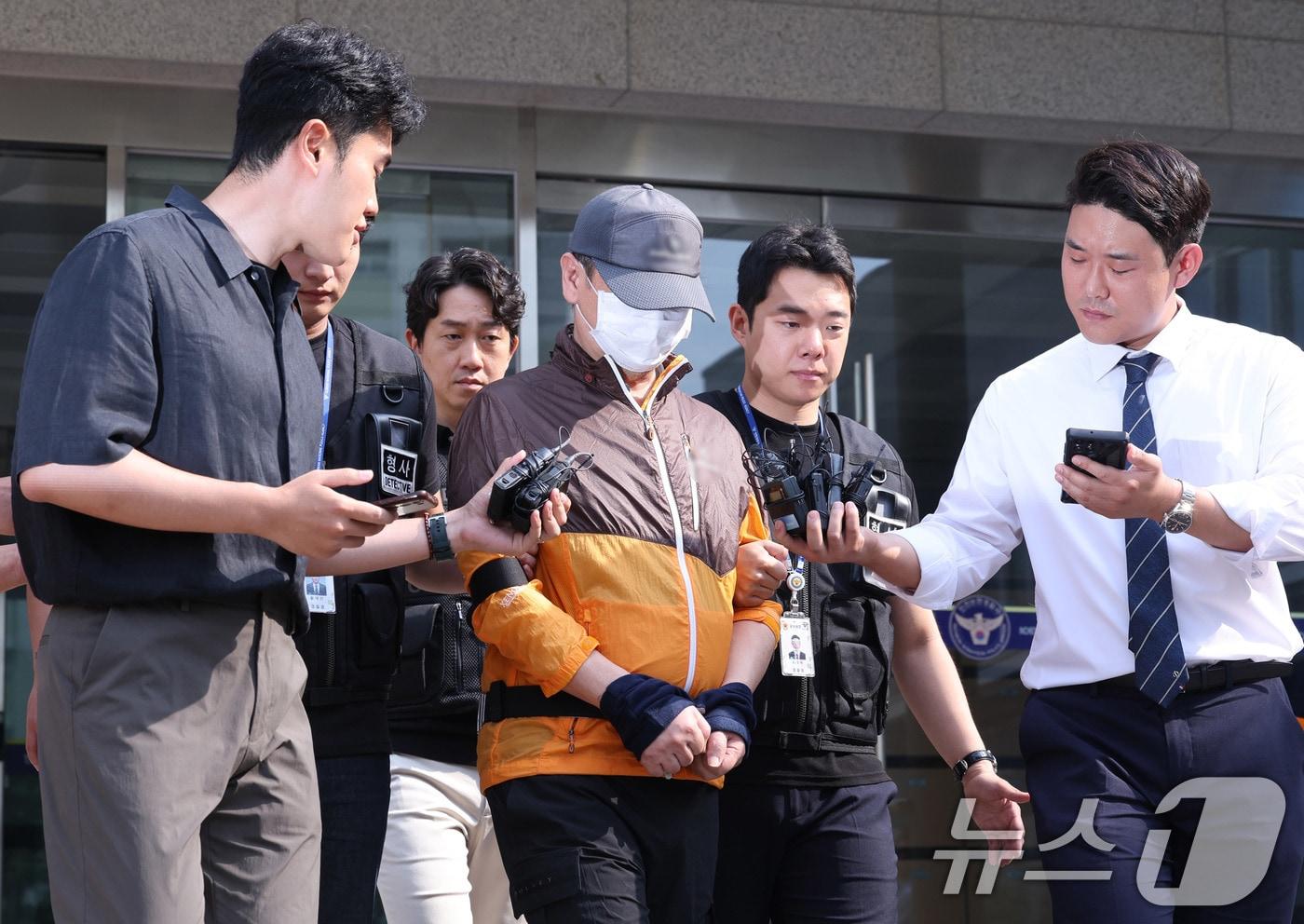 사제 총기 살해 사건 피의자 A 씨&#40;62·남&#41;가 30일 오전 인천논현경찰서에서 검찰로 송치되고 있다. A씨는 지난 20일 오후 9시 31분께 인천시 연수구 송도 아파트에서 사제 총기로 산탄을 발사해 아들 B씨를 살해한 혐의를 받고 있다. 2025.7.30/뉴스1 ⓒ News1 박지혜 기자